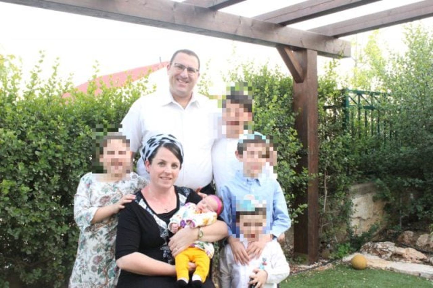 משמאל ועם כיוון השעון: הבת לאה, האב אפרים הפצוע עומד, איתי הפצוע, עמיחי, הראל, נועם ז"ל בידיה של האם ציפי ז"ל.