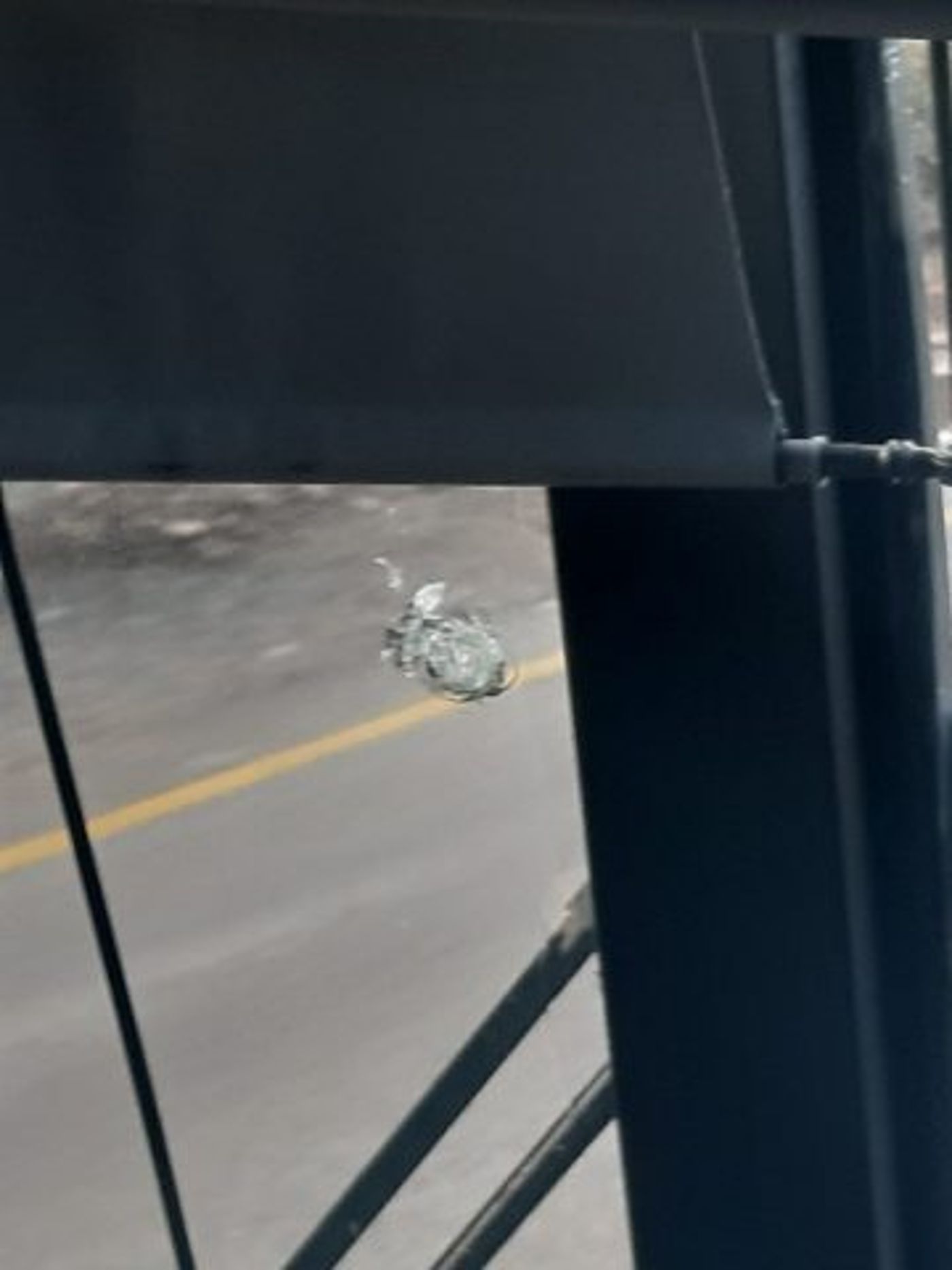 החור בשמשת האוטובוס
