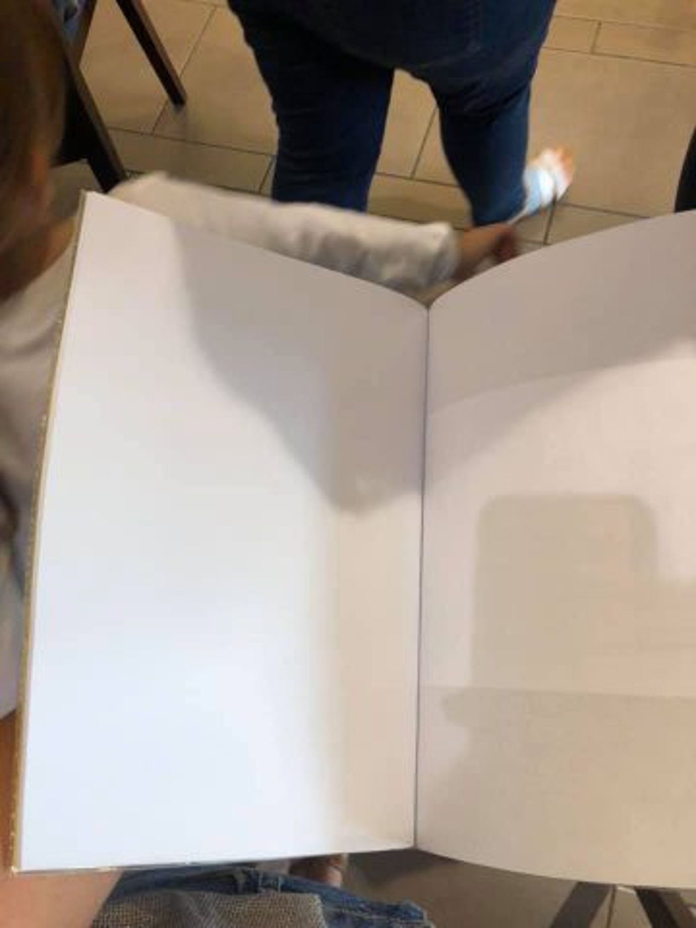 "הכל היה כל כך הזוי" ה'חומש' שניתן לילדי בית הספר (מתוך הפייסבוק של רוני ססובר)