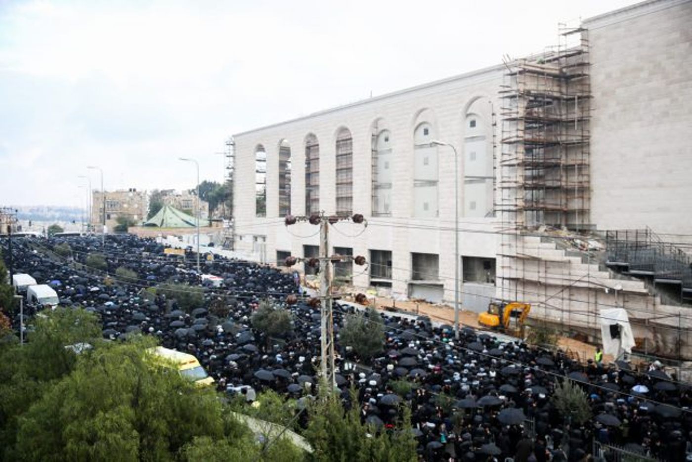 תיעוד: הרב לאו מוזמן כבוד בחתונת האדמו"ר מגור