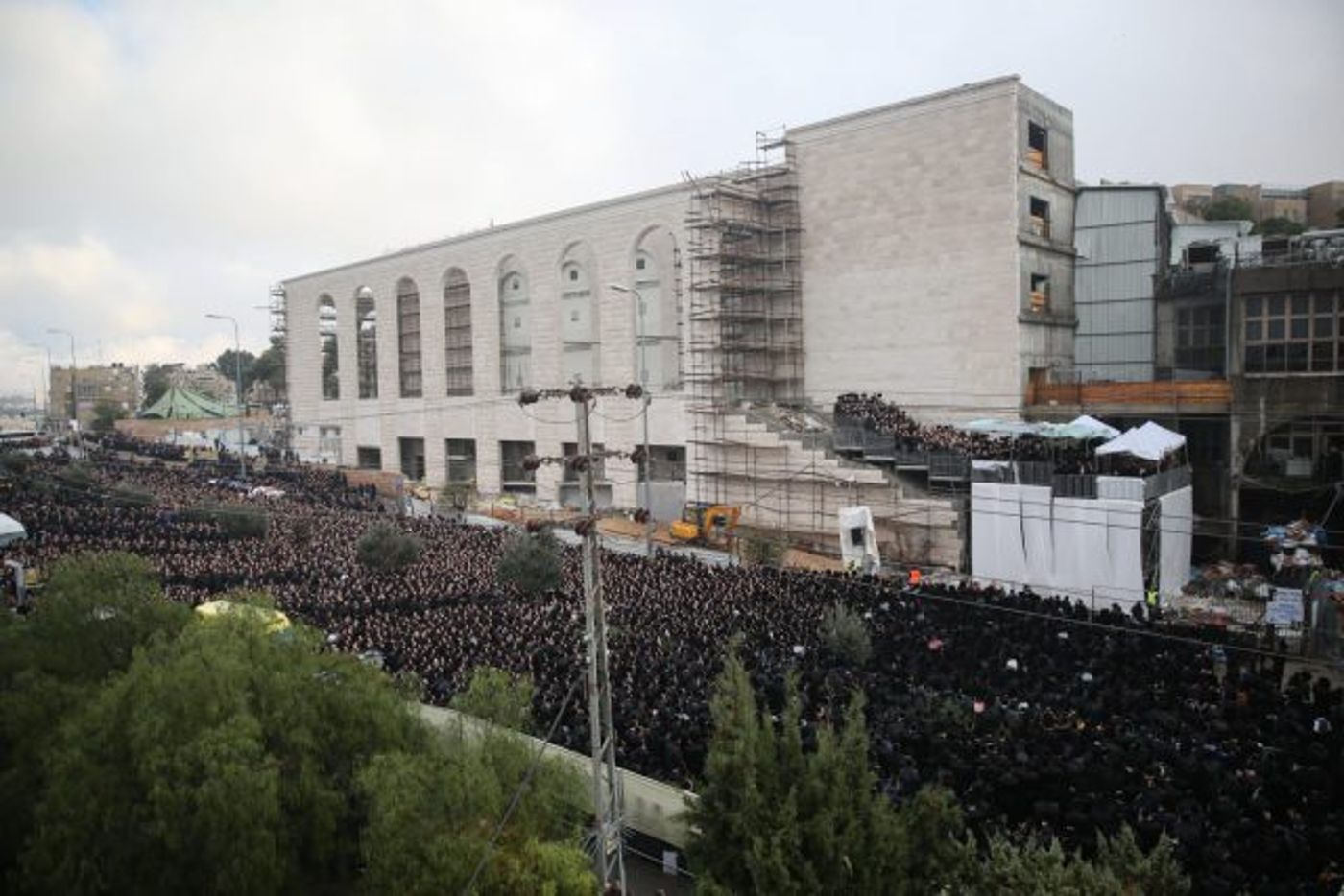 תיעוד: הרב לאו מוזמן כבוד בחתונת האדמו"ר מגור