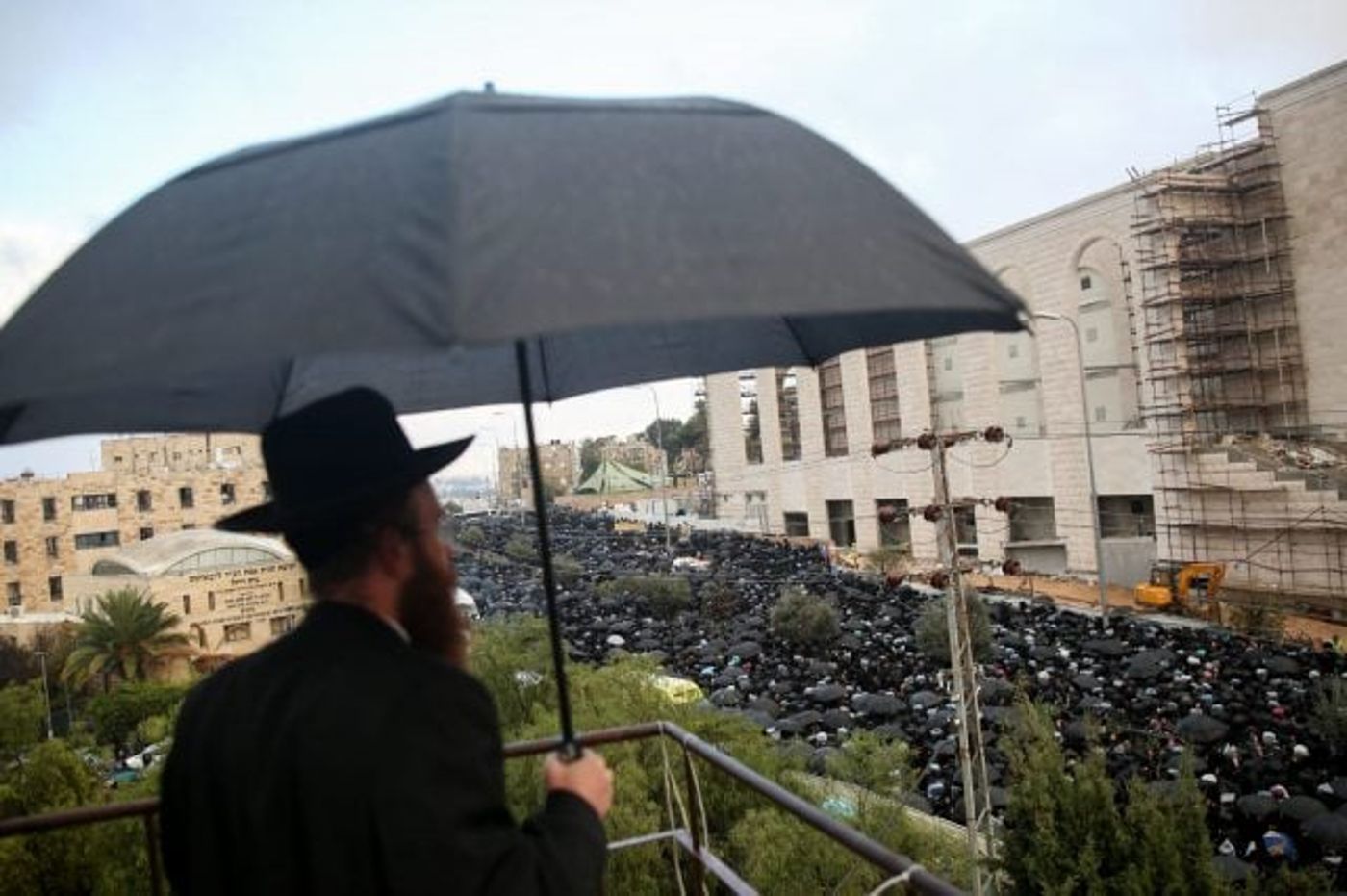 תיעוד: הרב לאו מוזמן כבוד בחתונת האדמו"ר מגור
