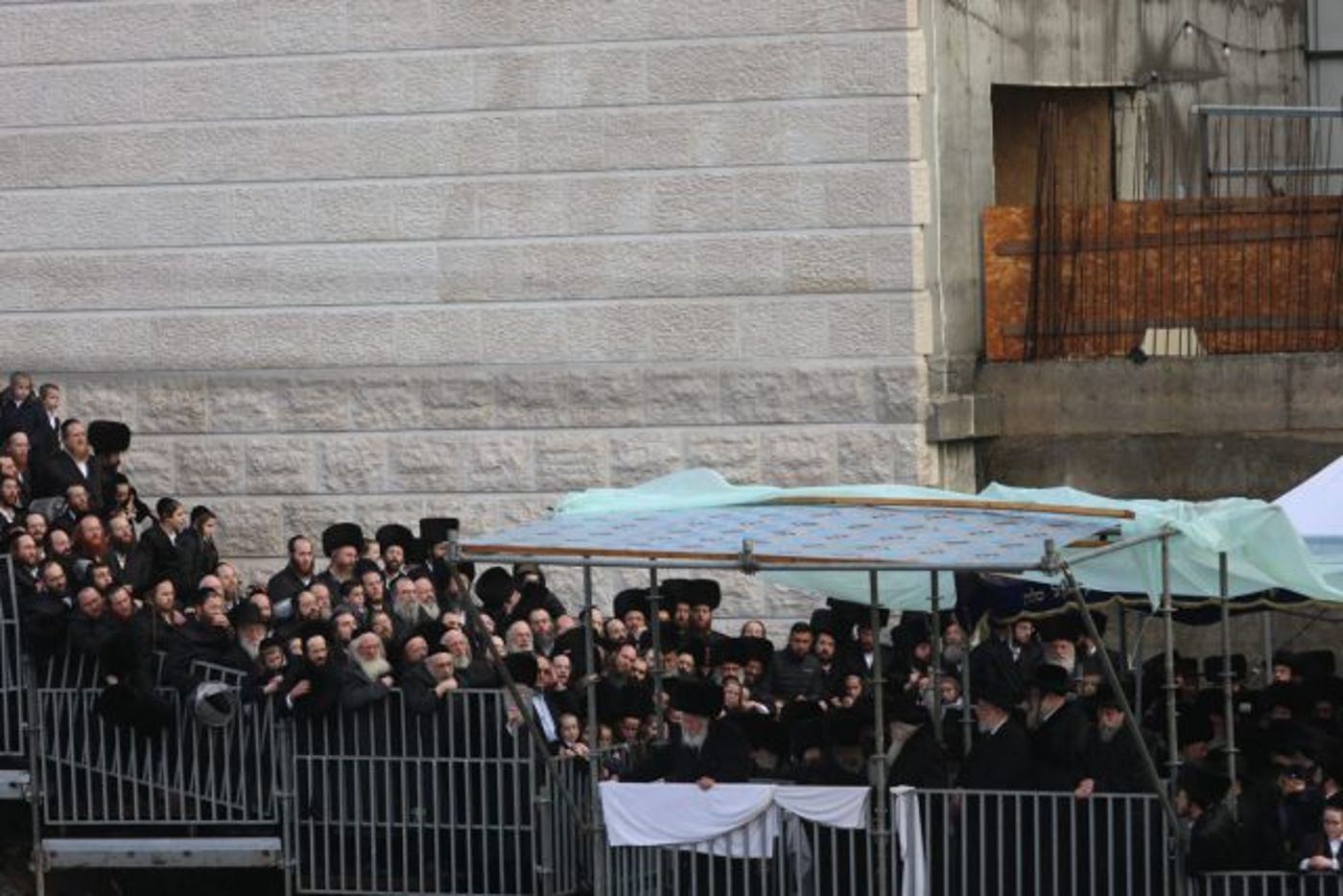 תיעוד: הרב לאו מוזמן כבוד בחתונת האדמו"ר מגור