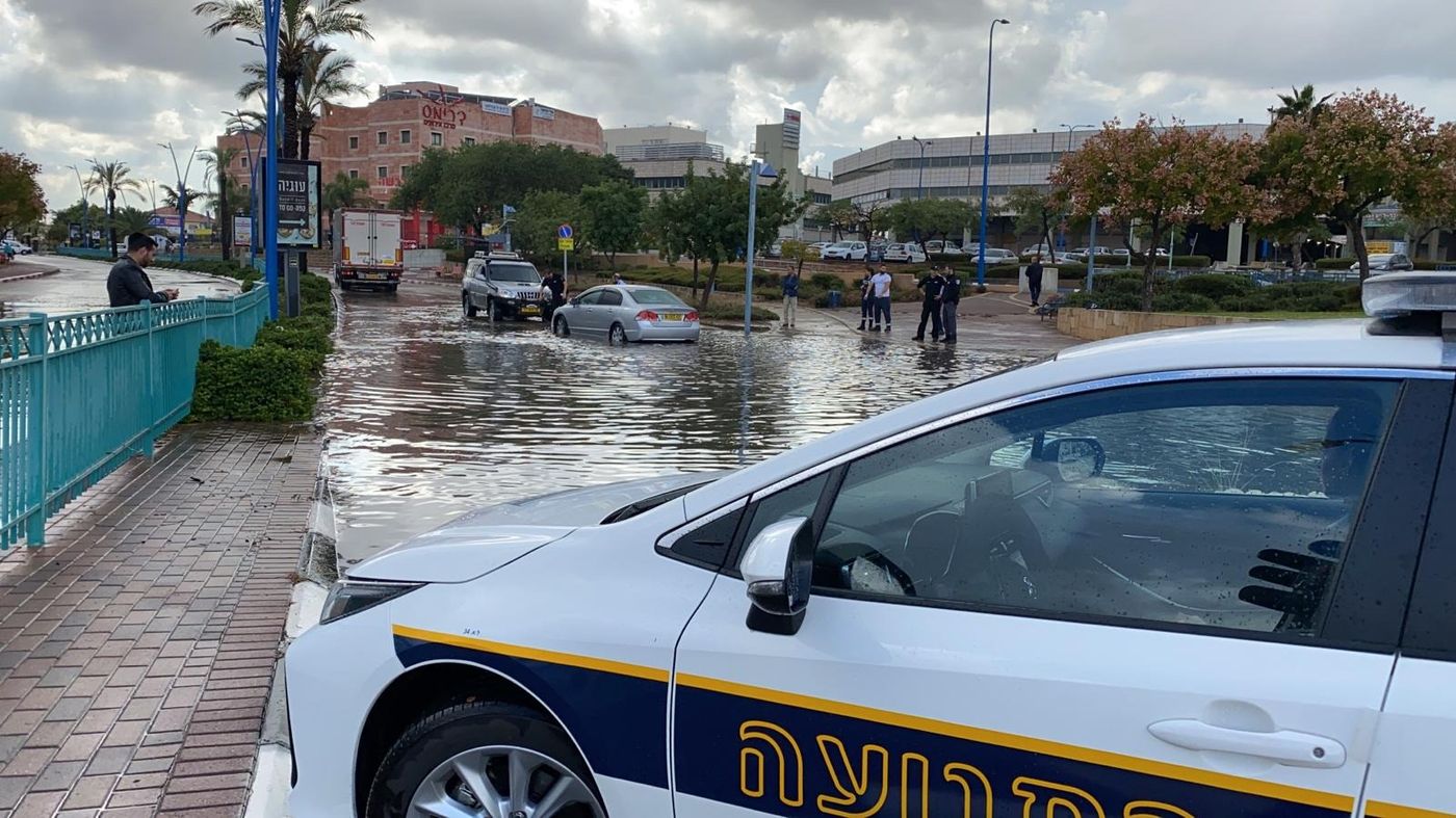 החורף פה: נתקעו בשלולית ענק וחולצו על ידי השוטרים
