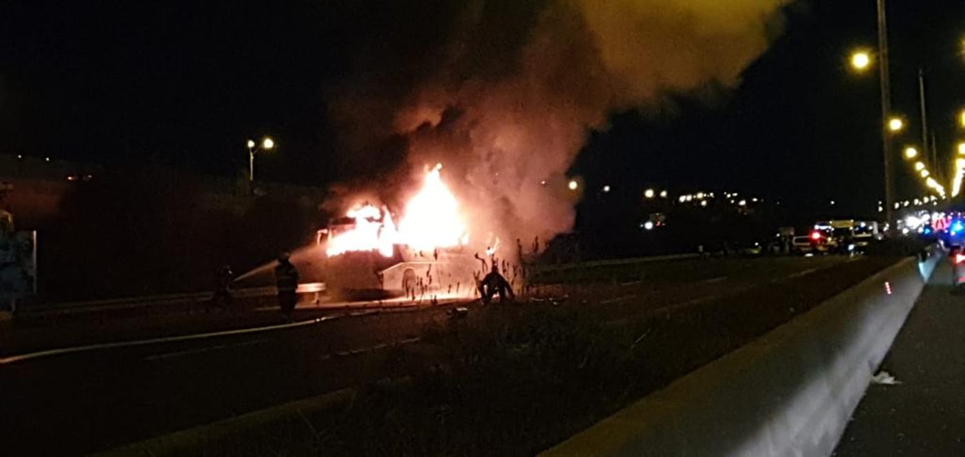 אוטובוס עלה באש בכביש 6; הנהג נפצע; צפו בתיעוד