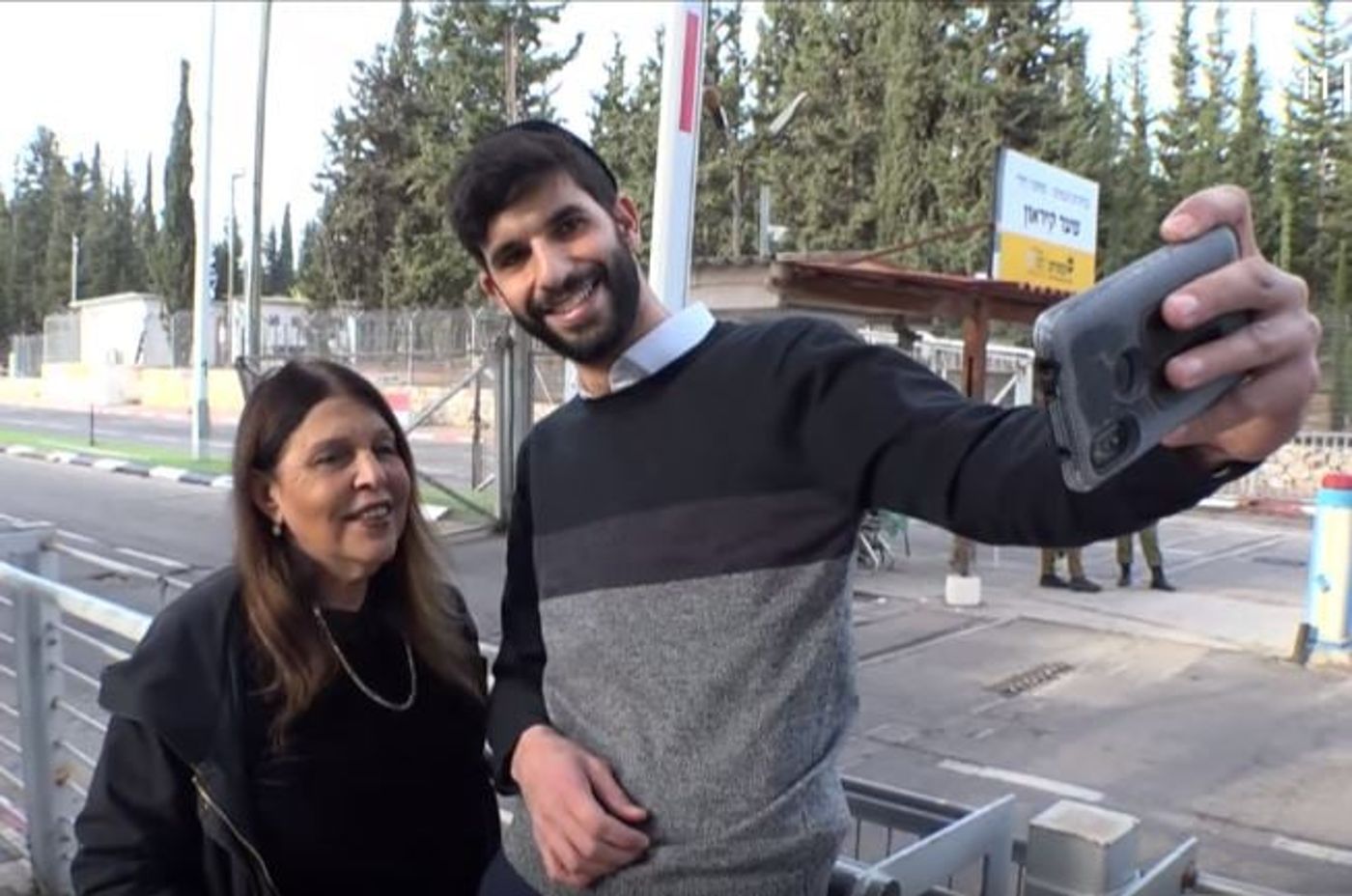קורע: כרמלה מנשה פוגשת את מתגייסי נצח יהודה
