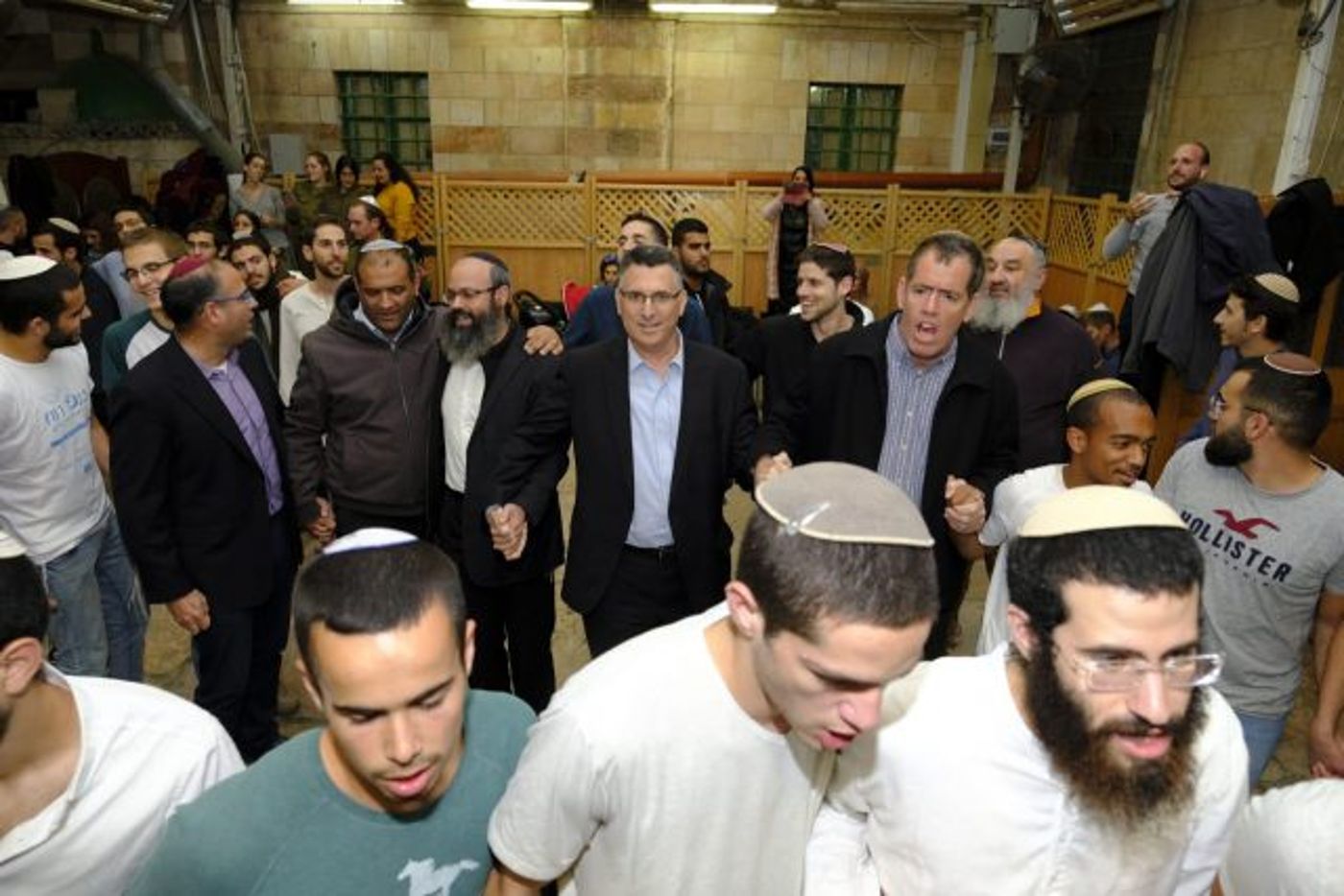 סער רוקד עם תלמידי שבי חברון במערה