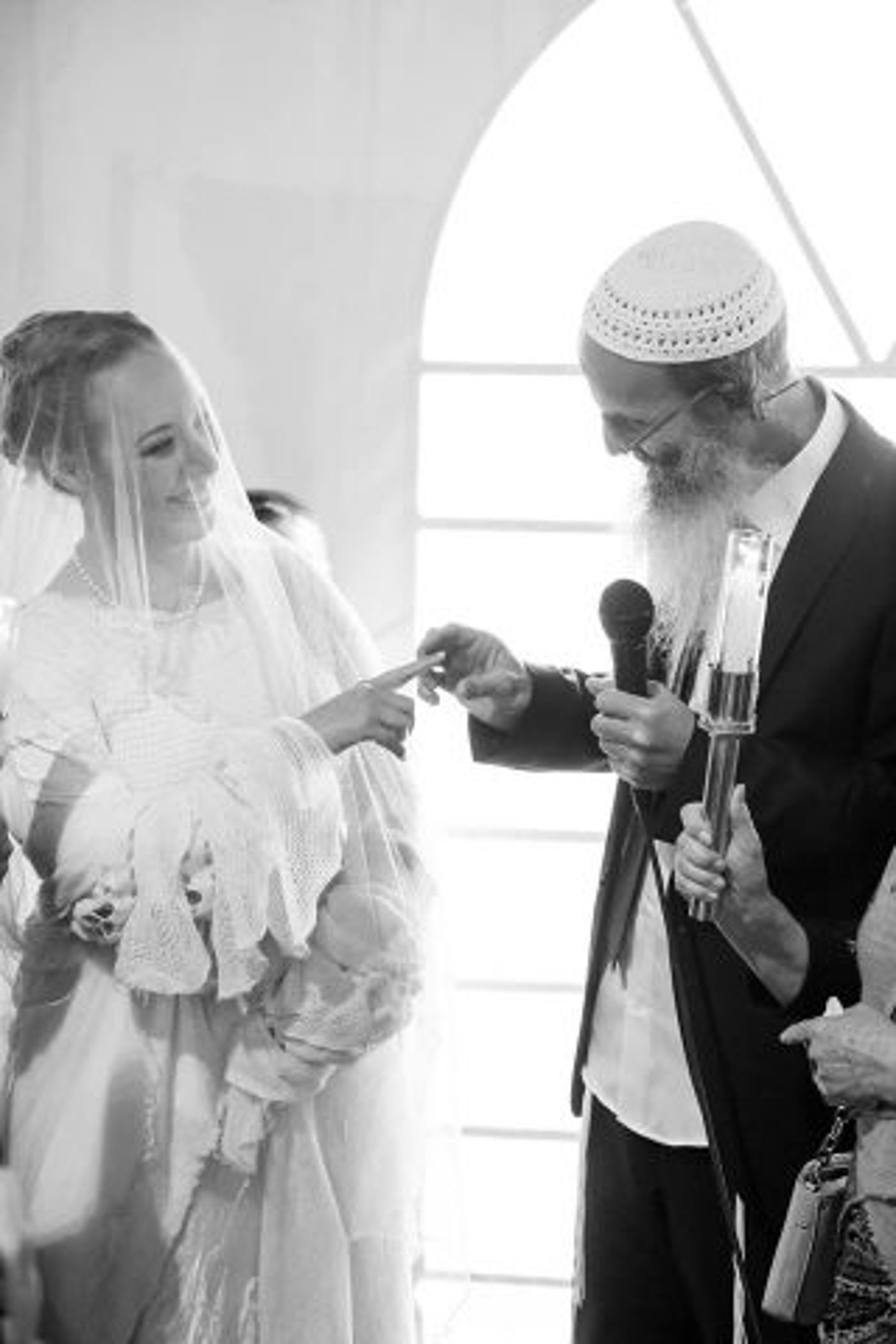 תוך כדי פגישה ראשונה, הוא שאל אותי: רוצה להתחתן איתי?