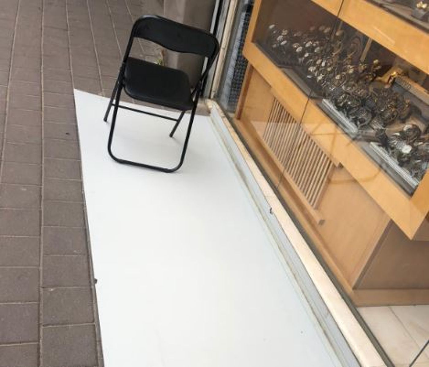 נזקי מזג האוויר:בת 8 נפגעה בראשה משלט שעף ברוח