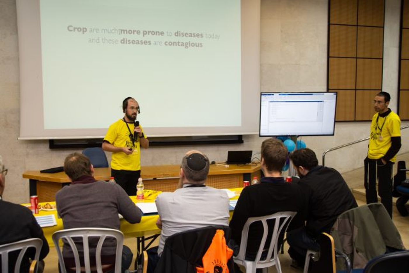 הצוות הזוכה מציג את הפרויקט בפני צוות השופטים.
