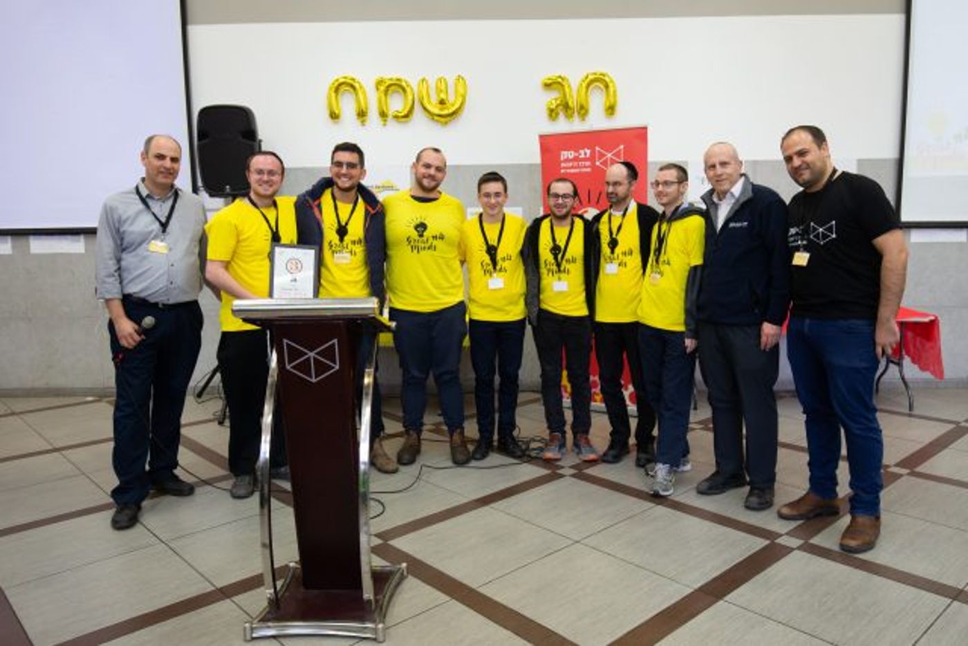 הצוות שזכה במקום השלישי עם סטיוארט הרשקוביץ וערן יומטוביאן.