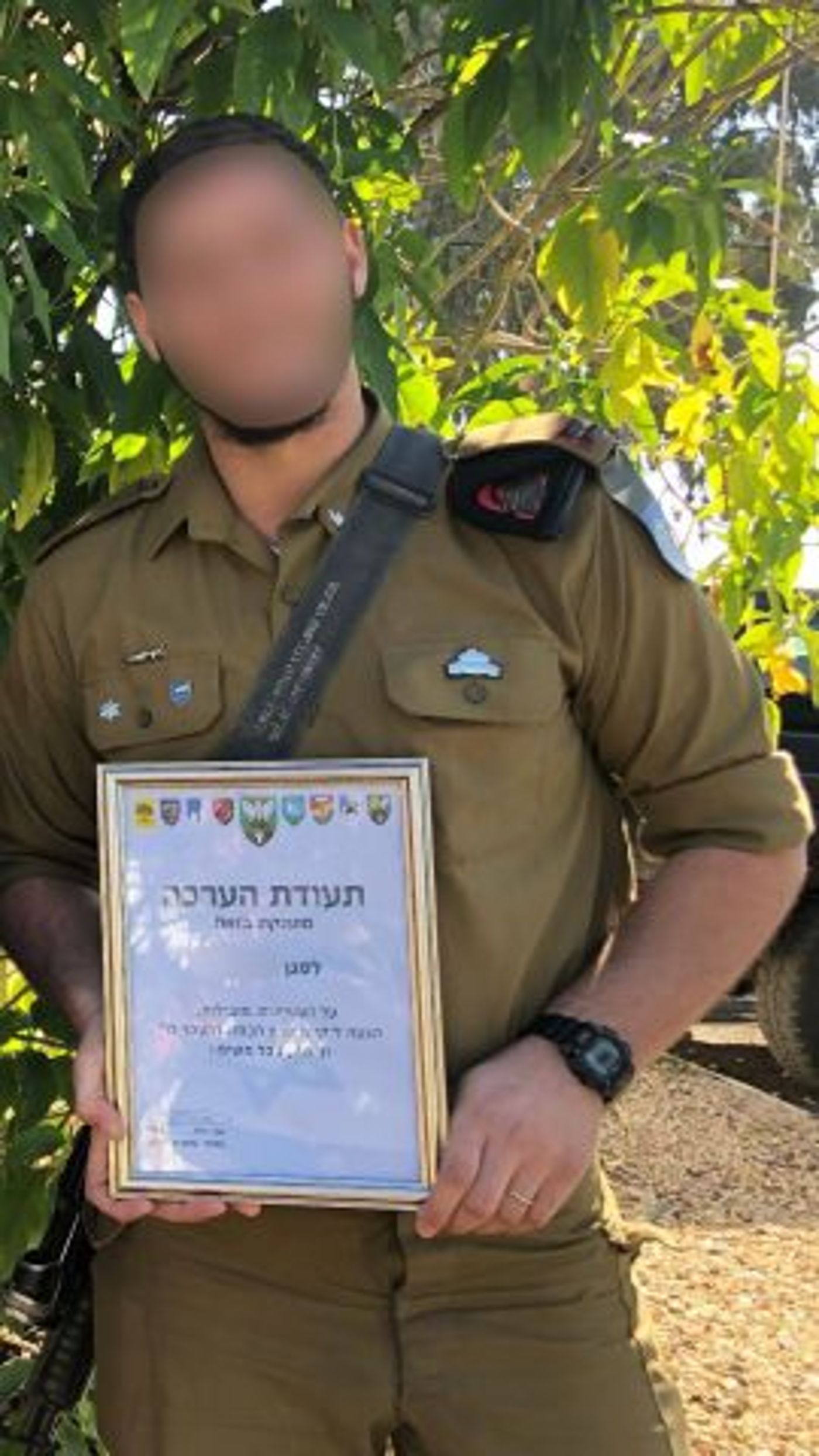 סגן ע׳ עם תעודת הערכה ממפקד אוגדה 36 בעקבות סיכול הפיגוע.