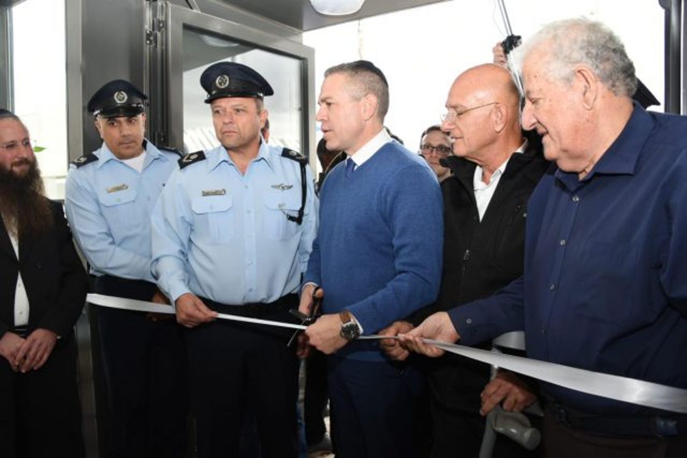 השר לבטחון פנים גוזר את הסרט במהלך הטקס.