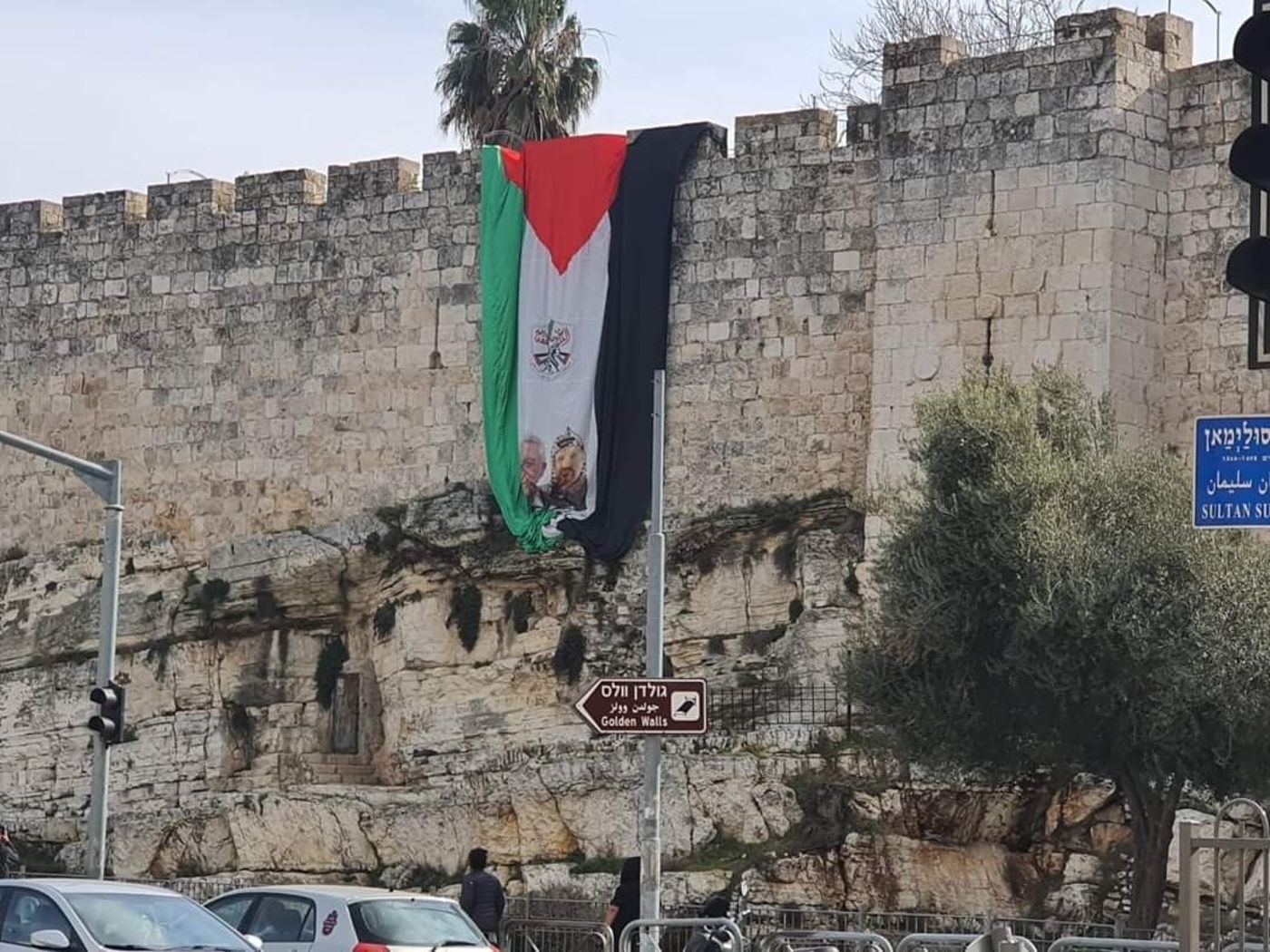 בזיון: דגל אש"ף נתלה על חומות העיר ירושלים