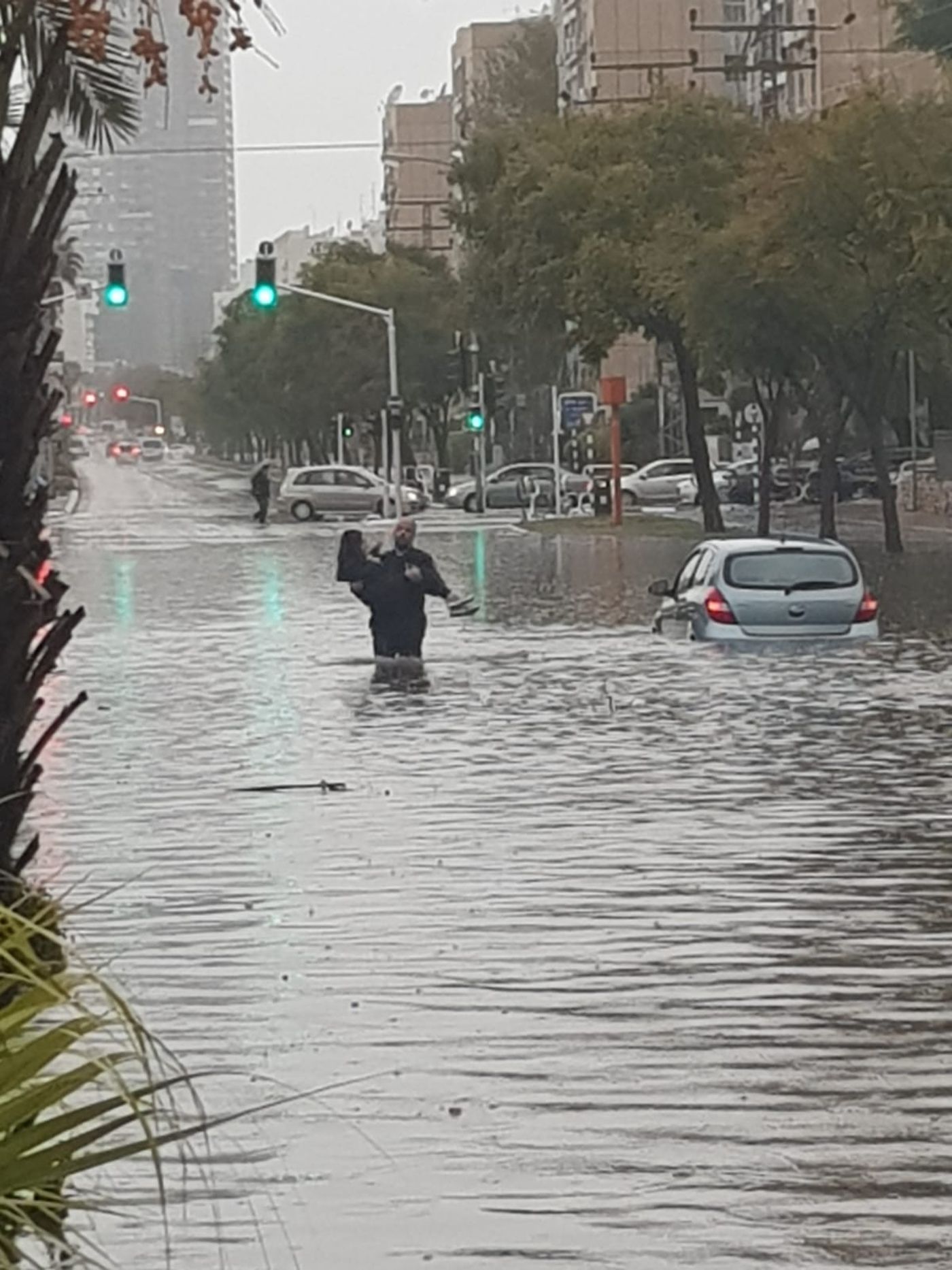 לכודים במושב גבעתי; אישה חולצה מרכב באשדוד. צפו
