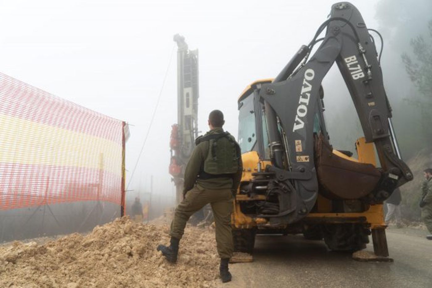 צפו: צה"ל מניח מכשור טכנולוגי לגילוי מנהרות