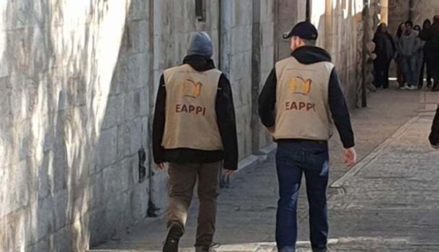 בתמונה פעילי EAPPI בסיור בשבוע שעבר בכניסה לכנסית סנט אן בירושלים