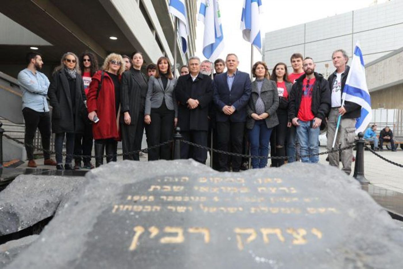 חברי העבודה-גשר-מרצ הבוקר ליד האנדרטה בת"א (צילום באדיבות: דוברות העבודה-גשר-מרצ)