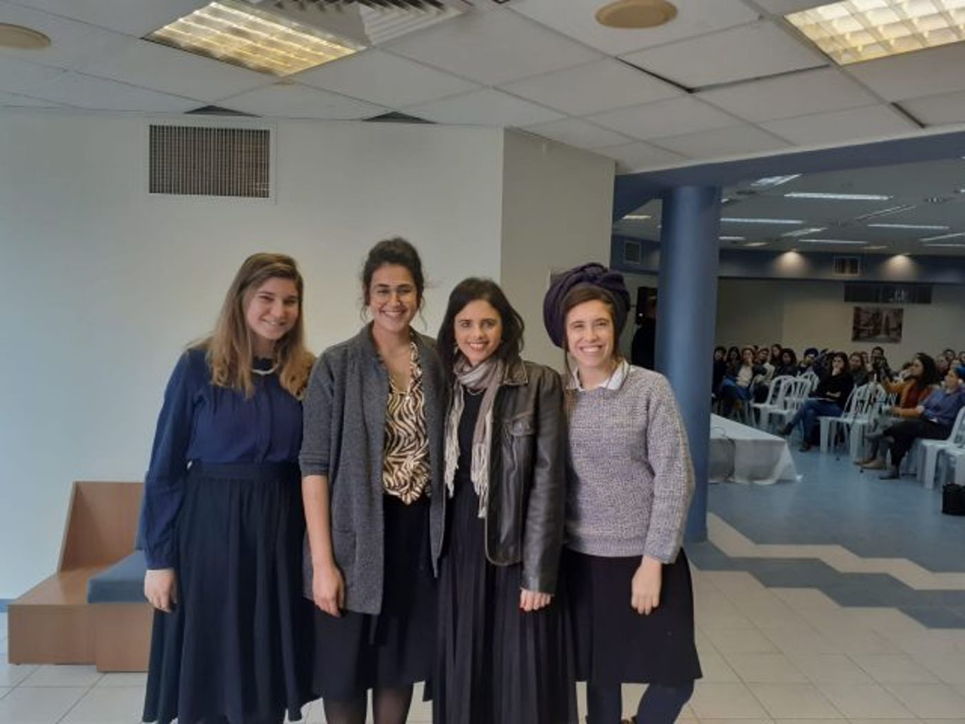 שקד עם בנות אגודת הסטודנטים
