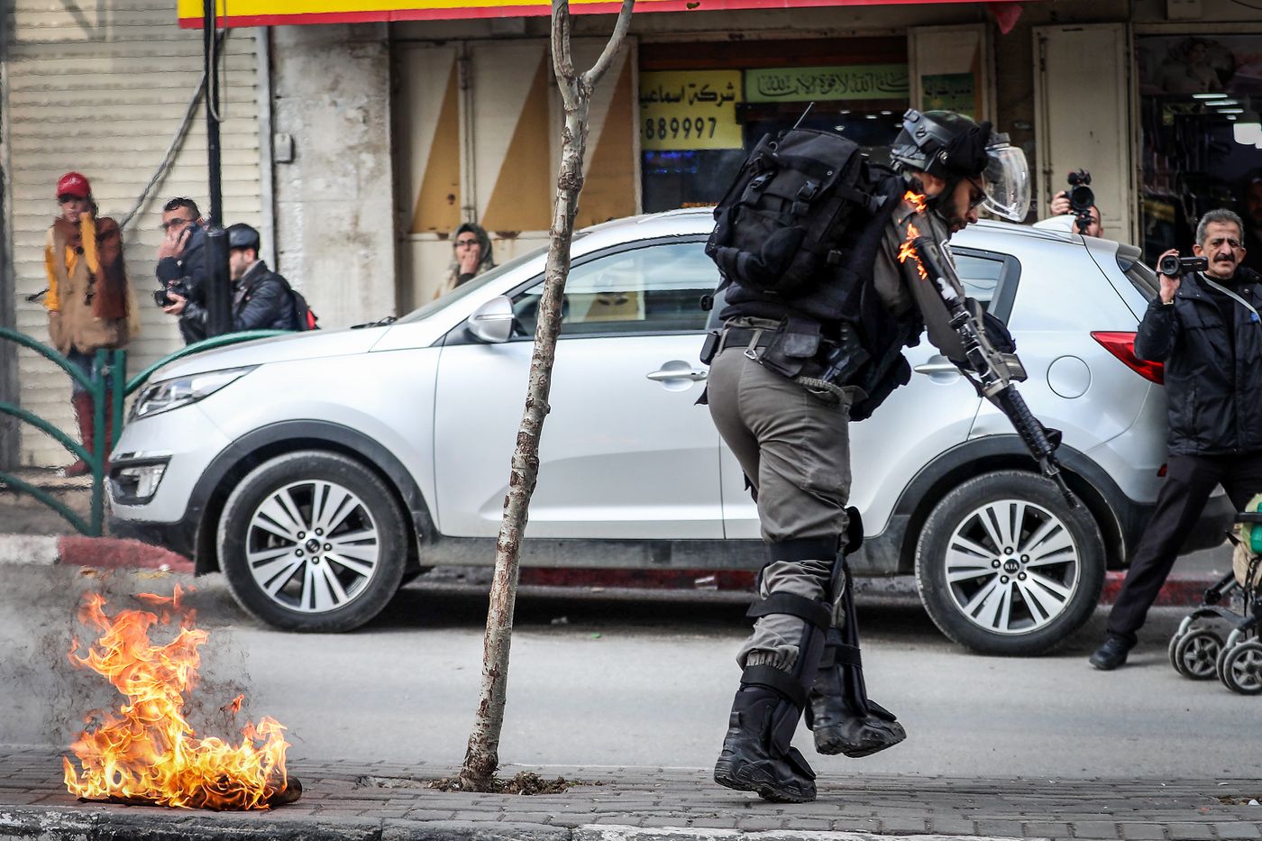 קצין מג"ב חטף פגיעה ישירה של בקבוק תבערה