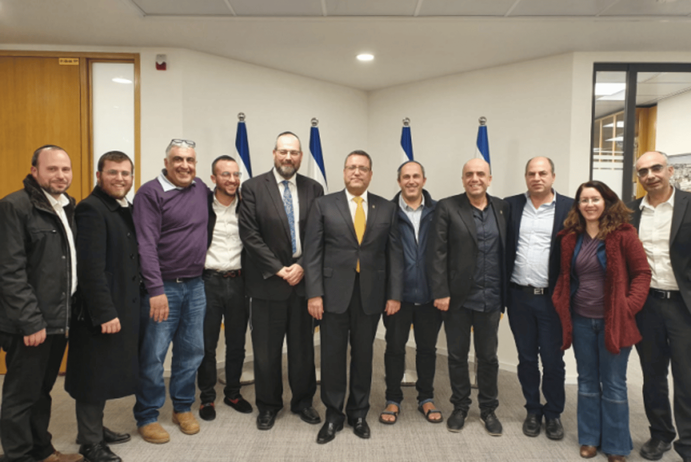 התושבים עם ראש העיר משה ליאון לאחר שהושגו ההסכמות