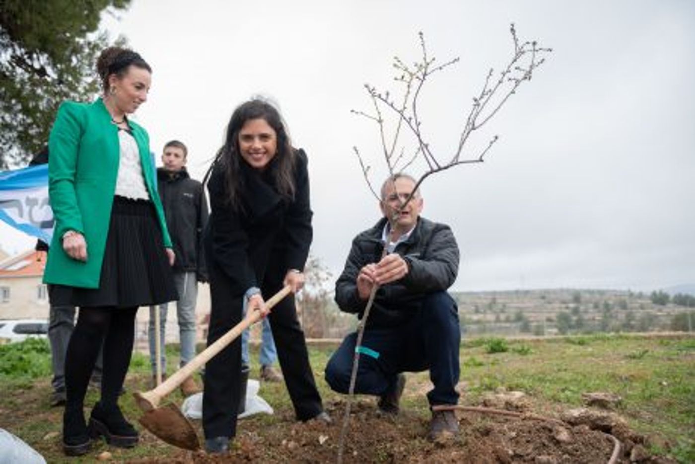 כך הולכים המועמדים: לפני הבחירות, יוצאים לנטיעות