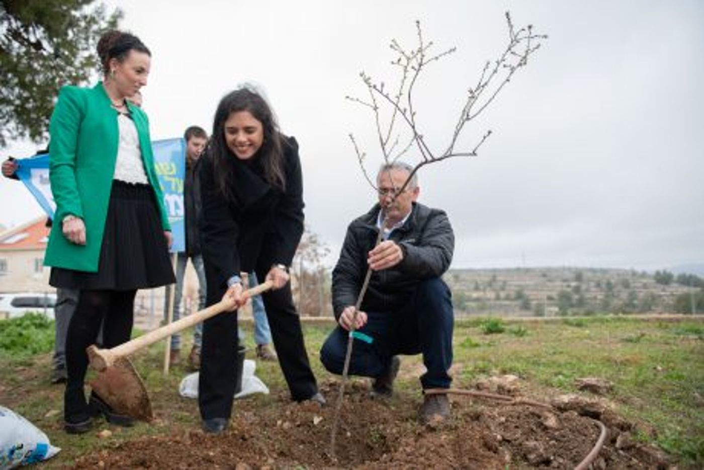 כך הולכים המועמדים: לפני הבחירות, יוצאים לנטיעות