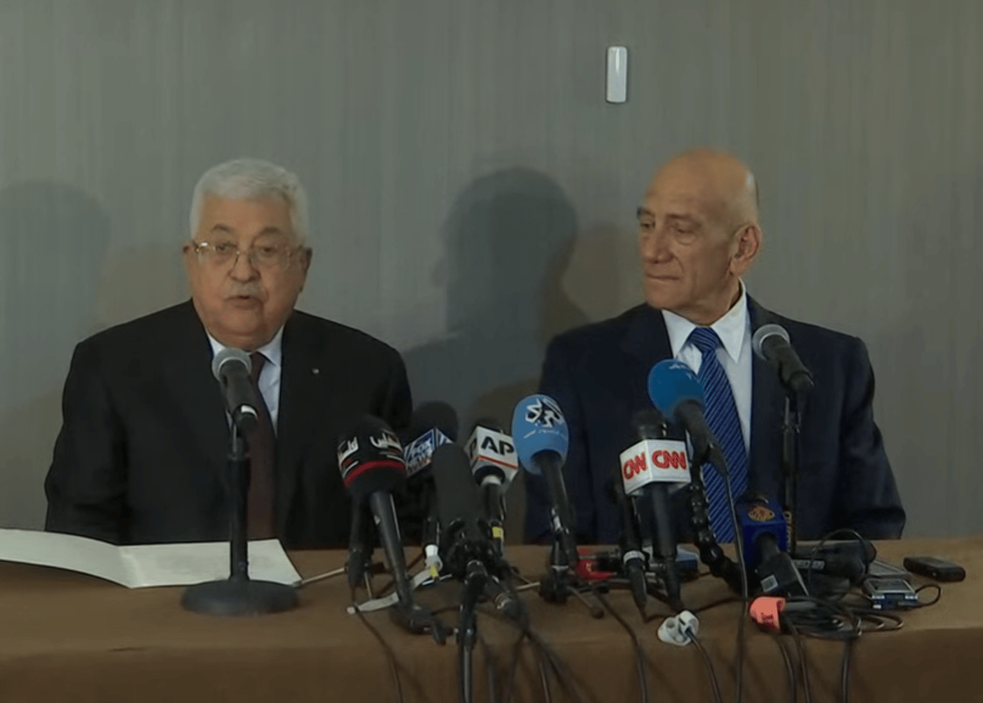אבו מאזן נפגש עם אולמרט בארה"ב: "לחזור למו"מ