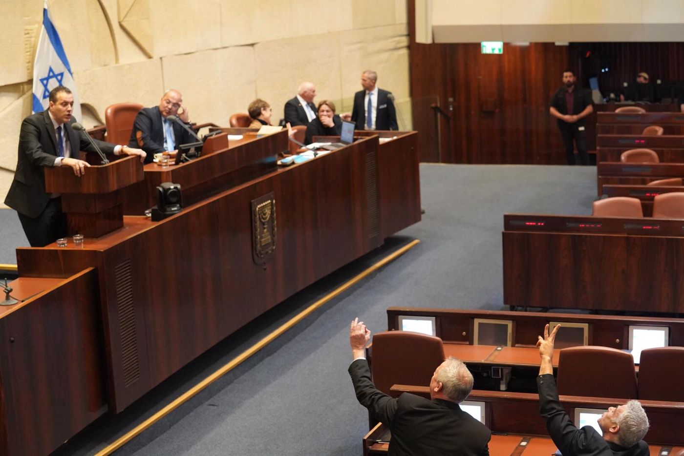 מהומה בדיון החסינות: מיקי זוהר נגד יאיר לפיד • צפו