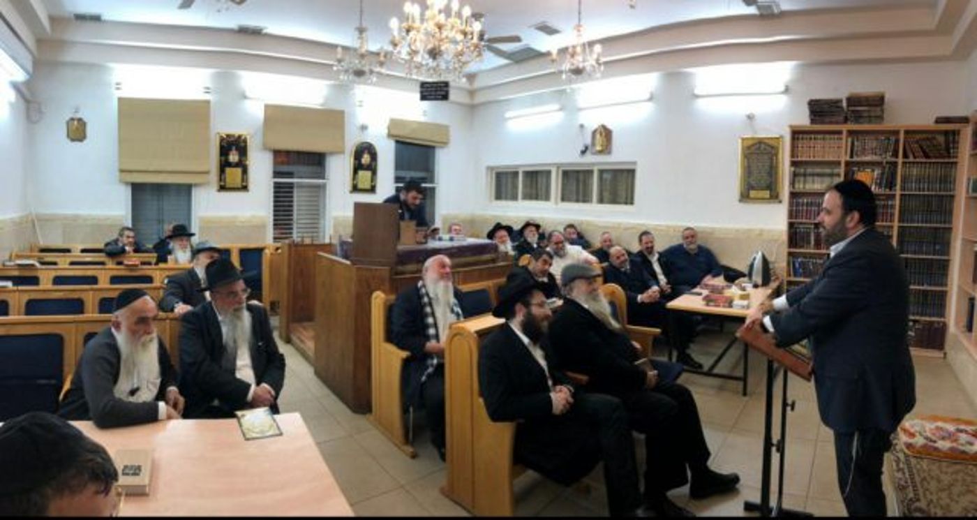 אצבע בעין לעוצמה: כנס בחירות של ש"ס בכפר חב"ד