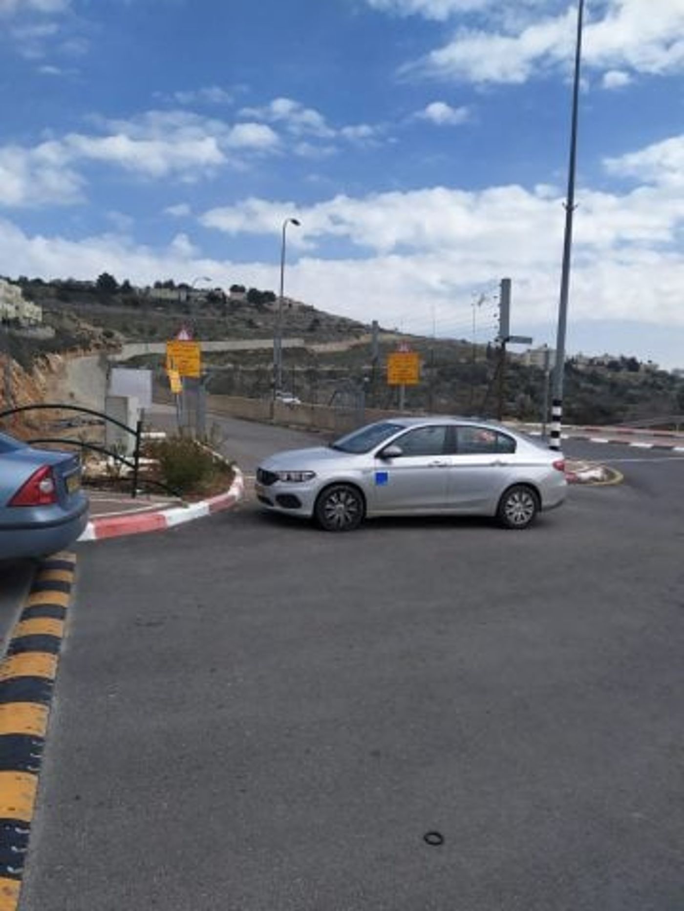 תושבי הר גילה חוסמים את הכניסה לתיירים הקוריאנים