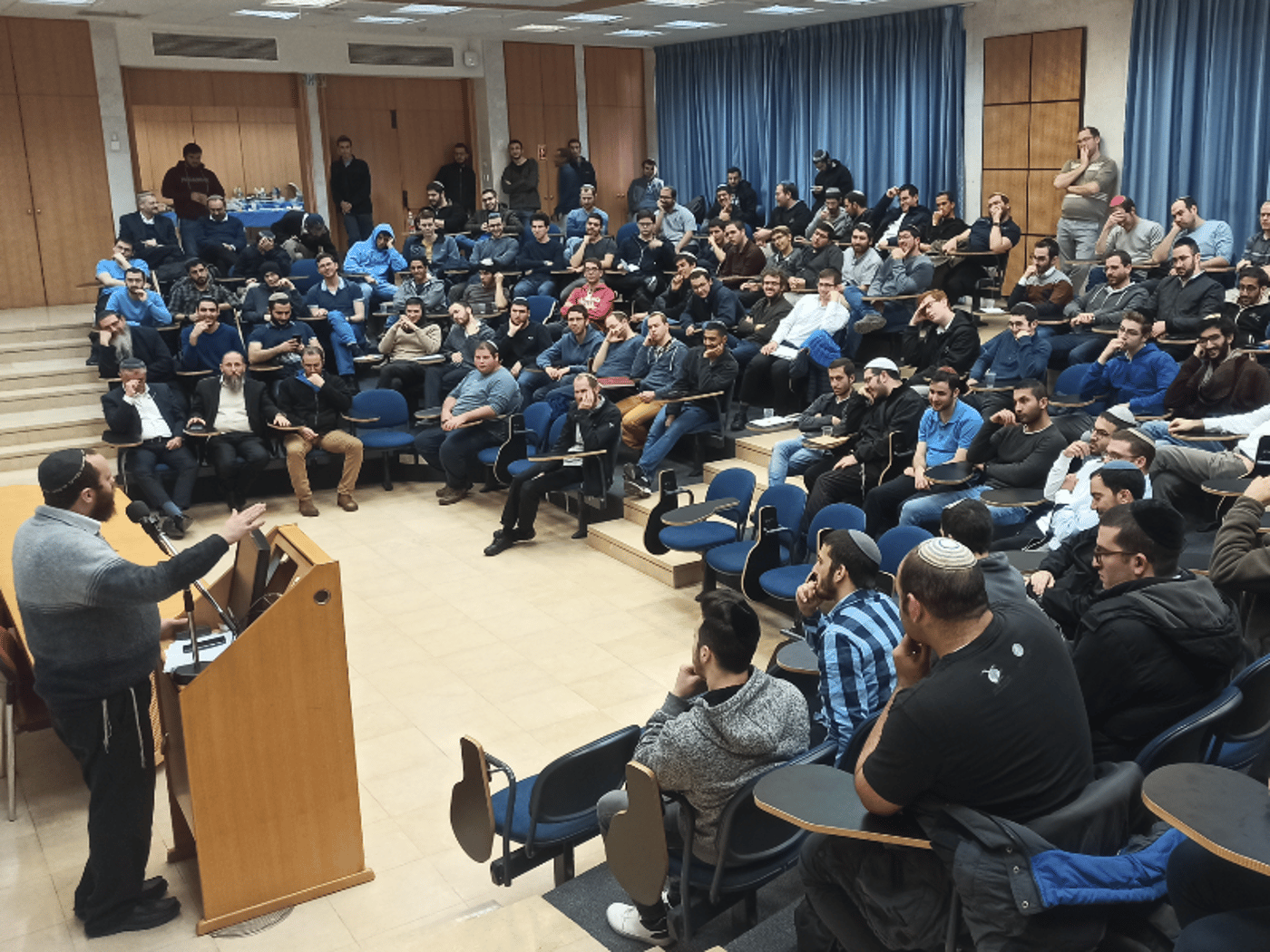 שיעור חסידות המזנון הכנסת: "להרבות אור"