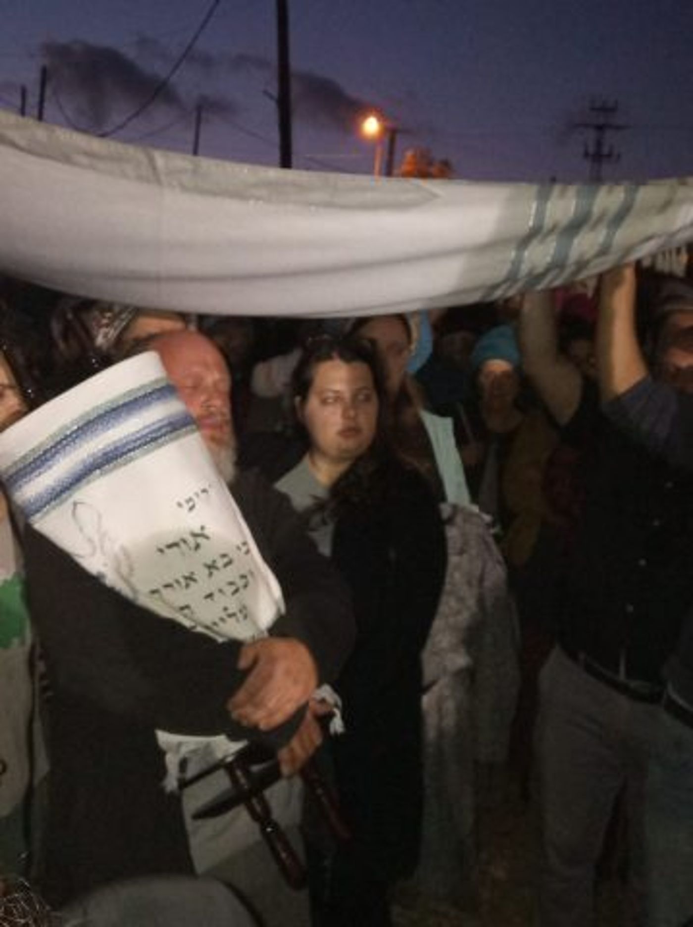 הרב גדי אנסבכר, אביה של אורי אנסבכר, מכניס את ספר התורה