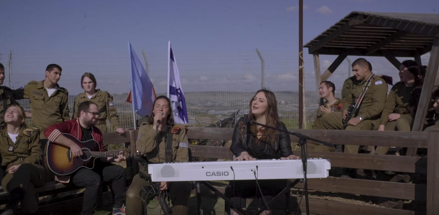 צפו: המפגש המרגש של קרן פלס וחיילי מוצב צופים