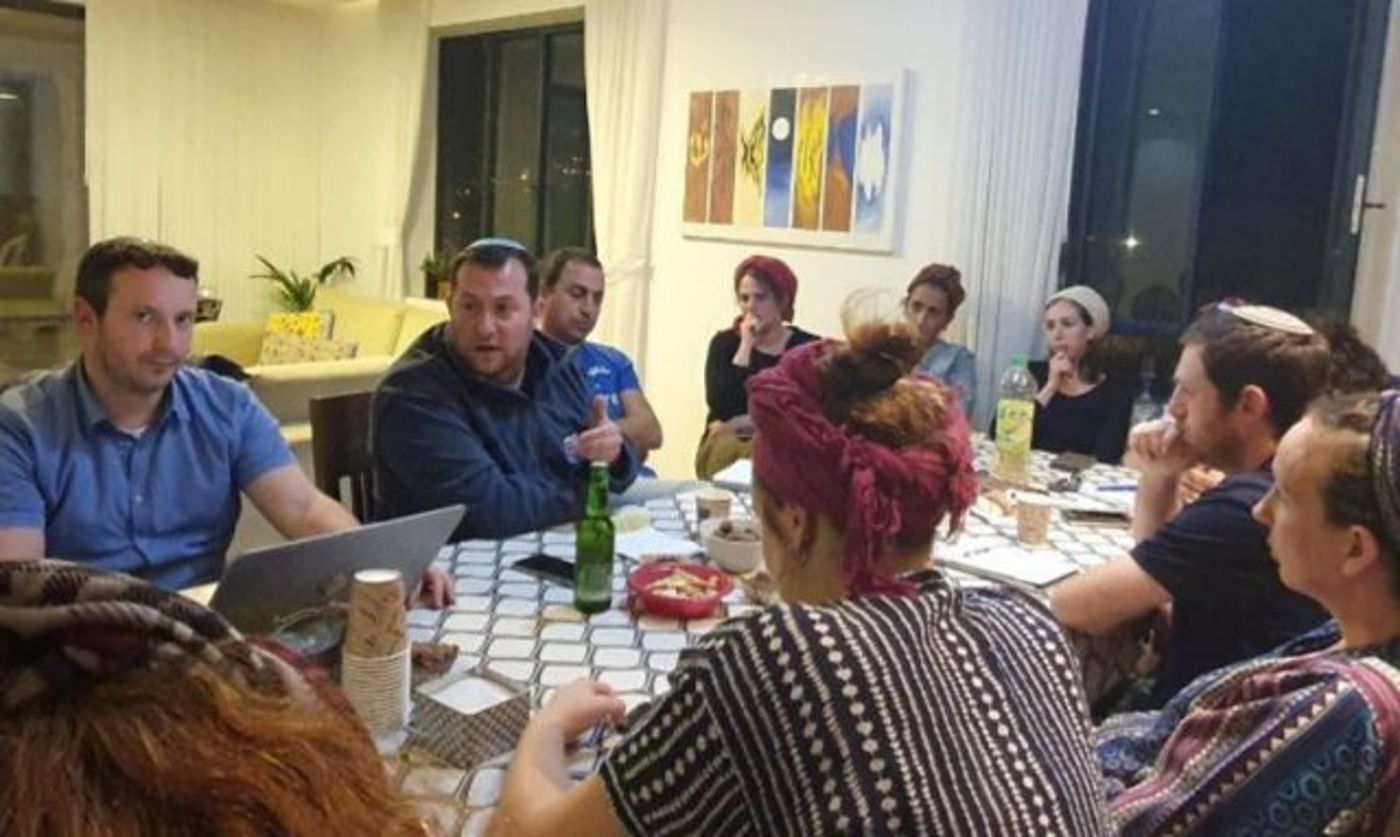 בתמונה: ישיבת הערכת המצב אמש בלשם. (קרדיט: מועצה אזורית שומרון)