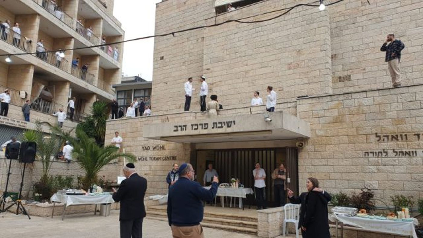 מרגש| חתונת המרפסות של הזוג הסרוג במרכז הרב. צפו