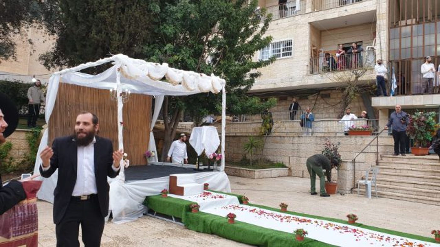 מרגש| חתונת המרפסות של הזוג הסרוג במרכז הרב. צפו