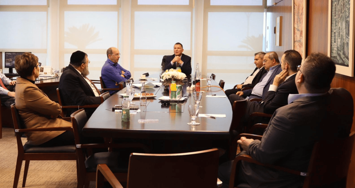 באווירה מתוחה: אדלשטיין כינס את ראשי הסיעות