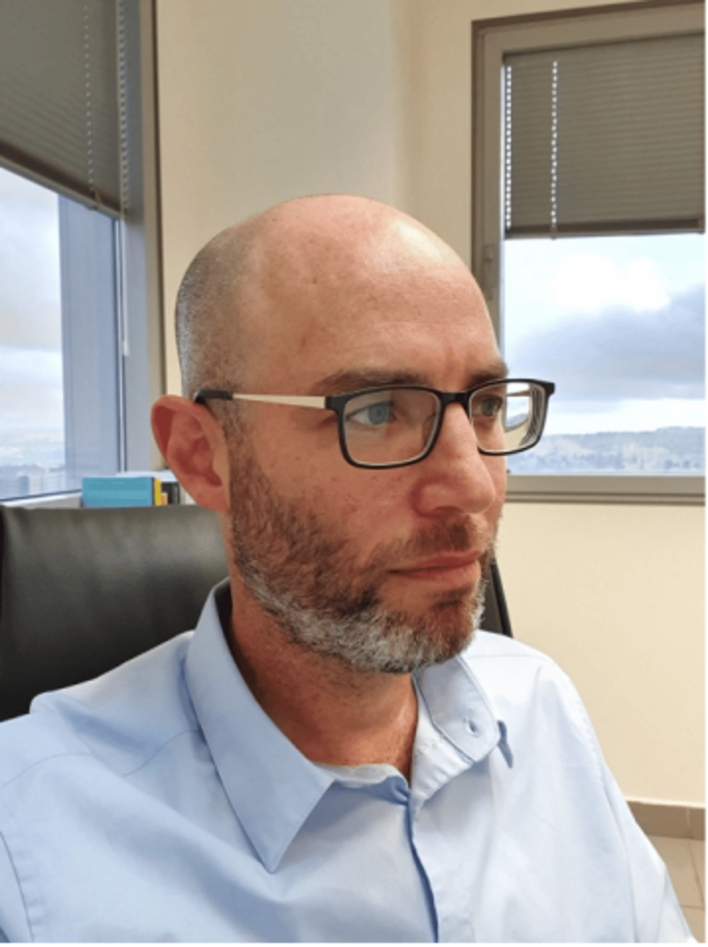 חתם על צו הסגירה, שוורץ (ללא קרדיט)