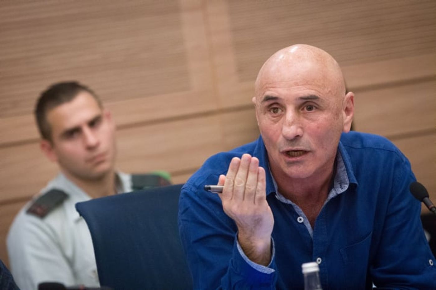 לא מוותר: התרגיל של עופר שלח לבני גנץ