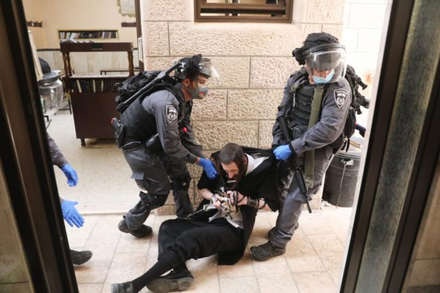 קריאות נאצים לשוטרים שאוכפים את צווי הקורונה