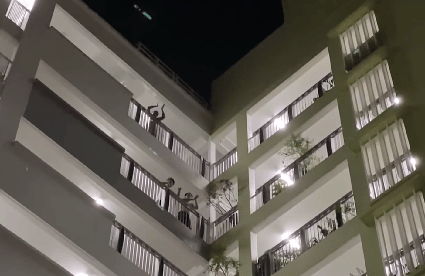 אחרי ישראל: בעולם מוחאים כפיים לצוותי הרפואה • צפו