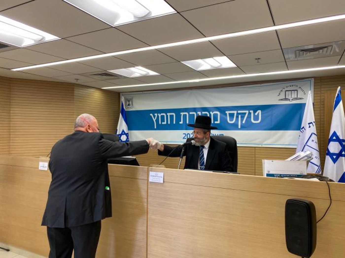 תקיכת כף באמצעות כפפות (באדיבות דוברות הרבנות הראשית לישראל)