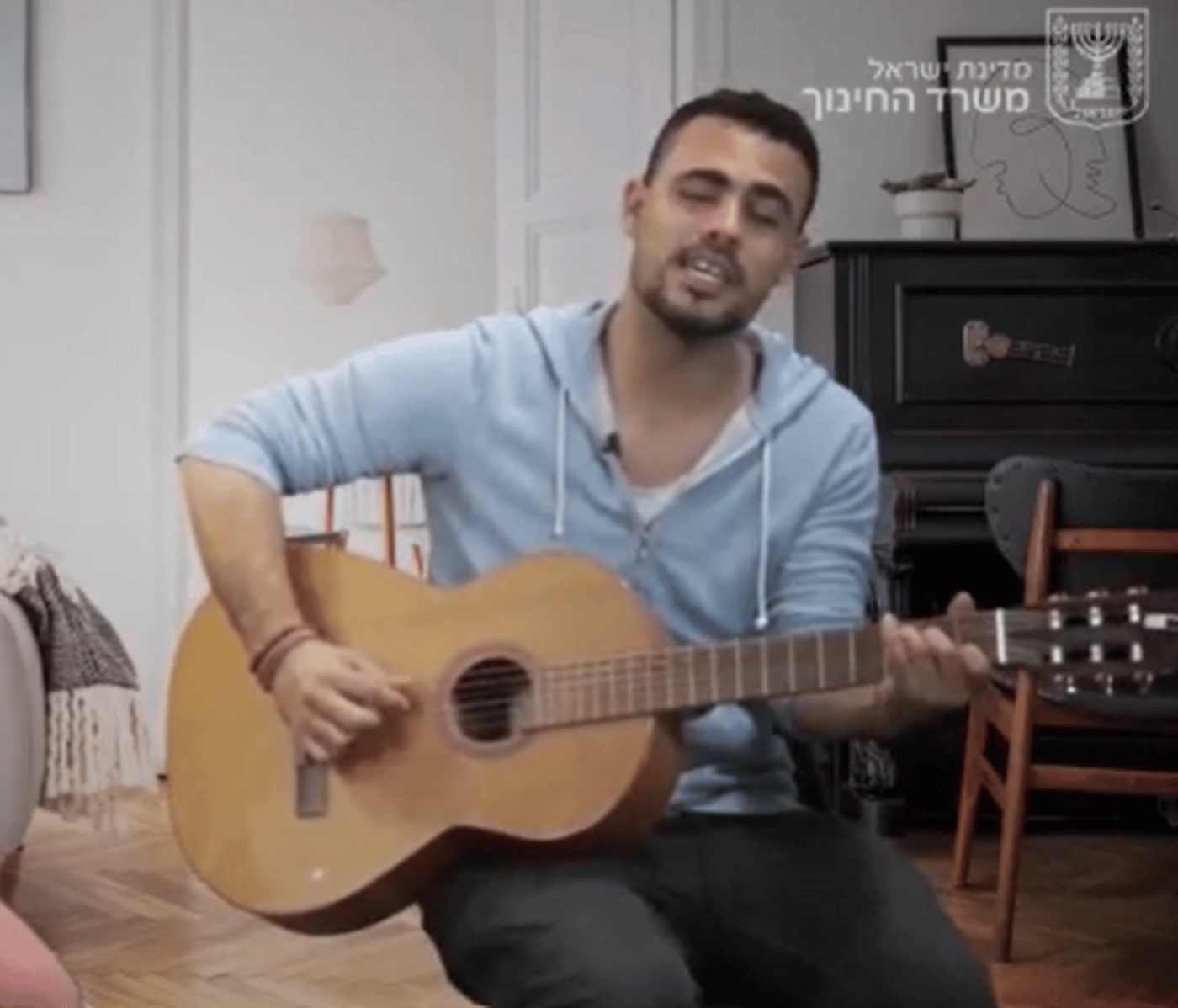 צפו: הזמר אבינועם דריקס בפרוייקט 'זיכרון בסלון'