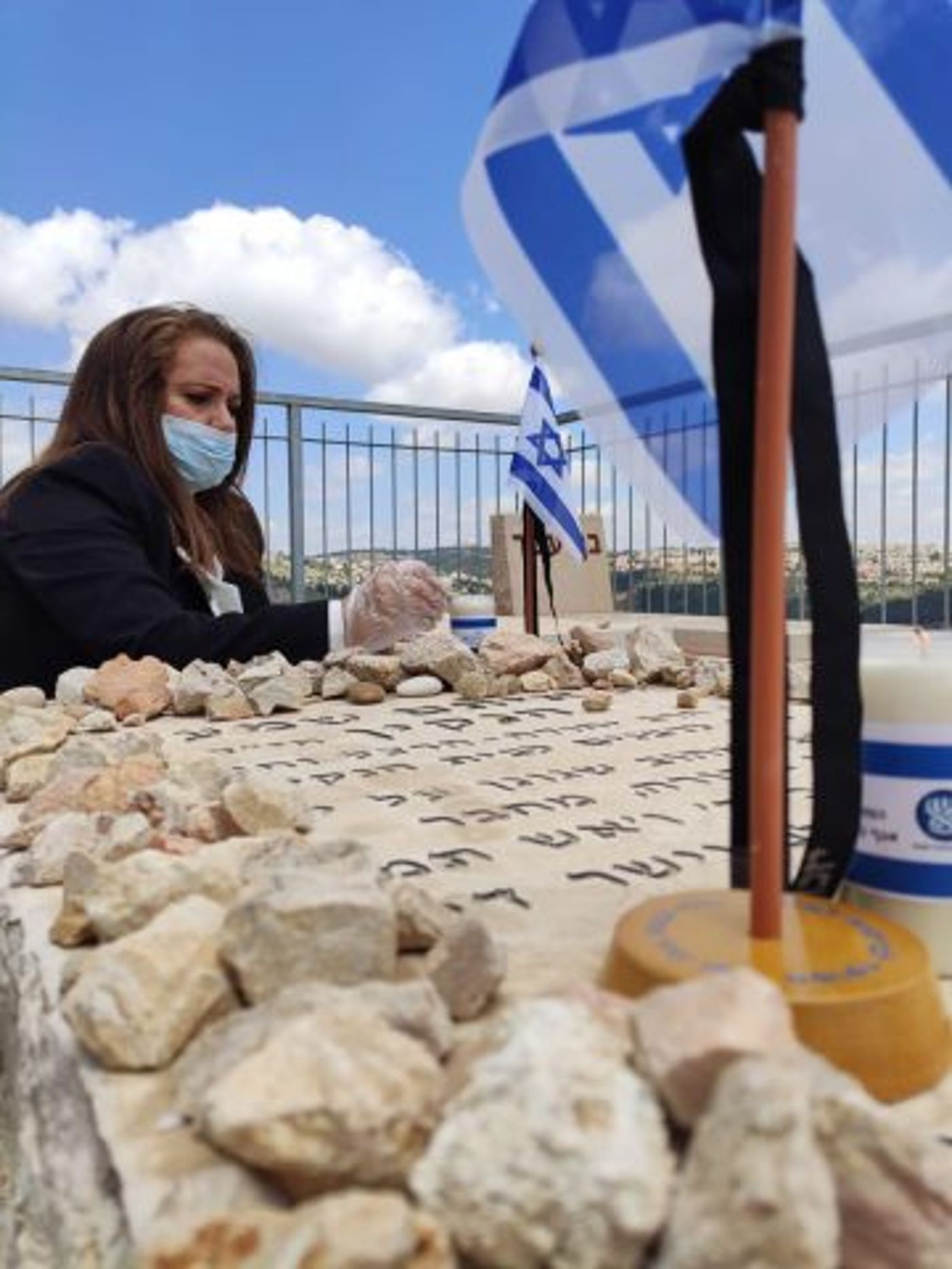 יוזמה מרגשת: נר ודגל על כל קבר ליום הזיכרון