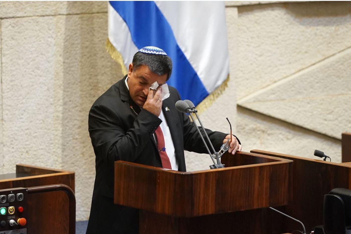 ח"כ ביטון השתנק בבכי: "35 שנה אני פוקד את קבר אחי"