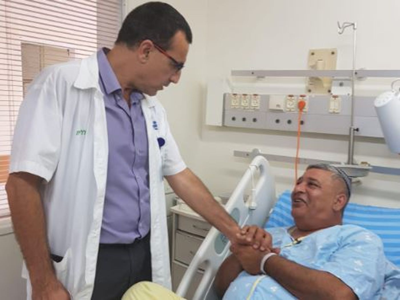 מוכר הפלאפל שריגש את המדינה אושפז בבית החולים