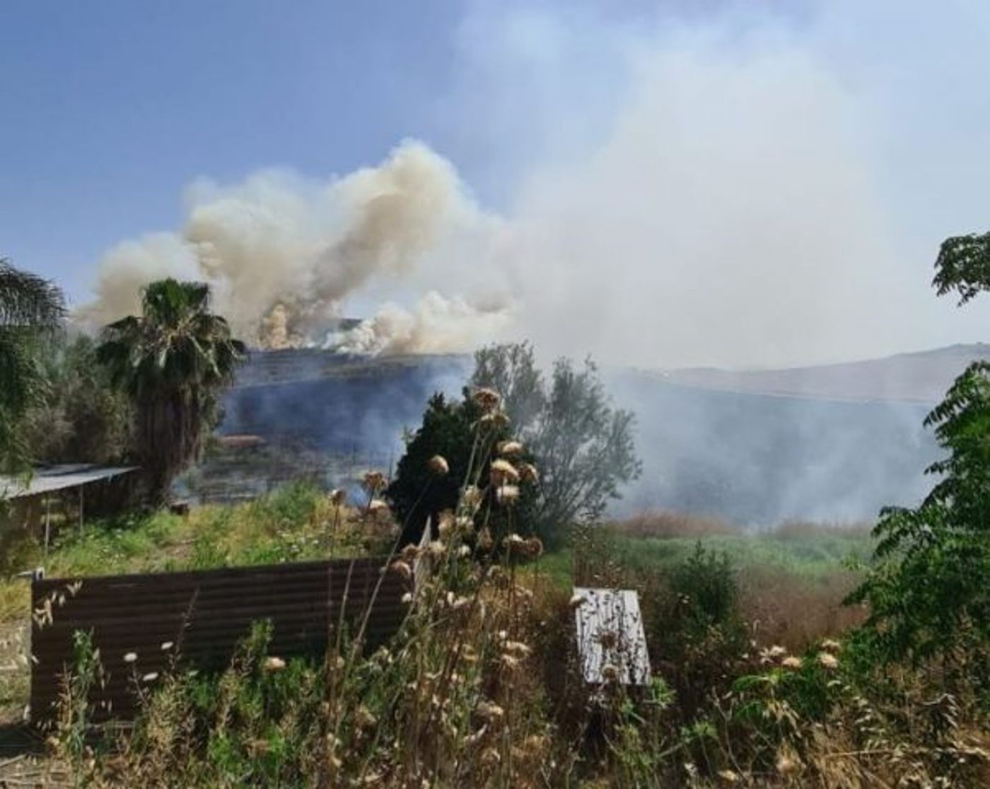 להבות סמוך לבתים; כבישים נחסמו; שריפות ברחבי הארץ