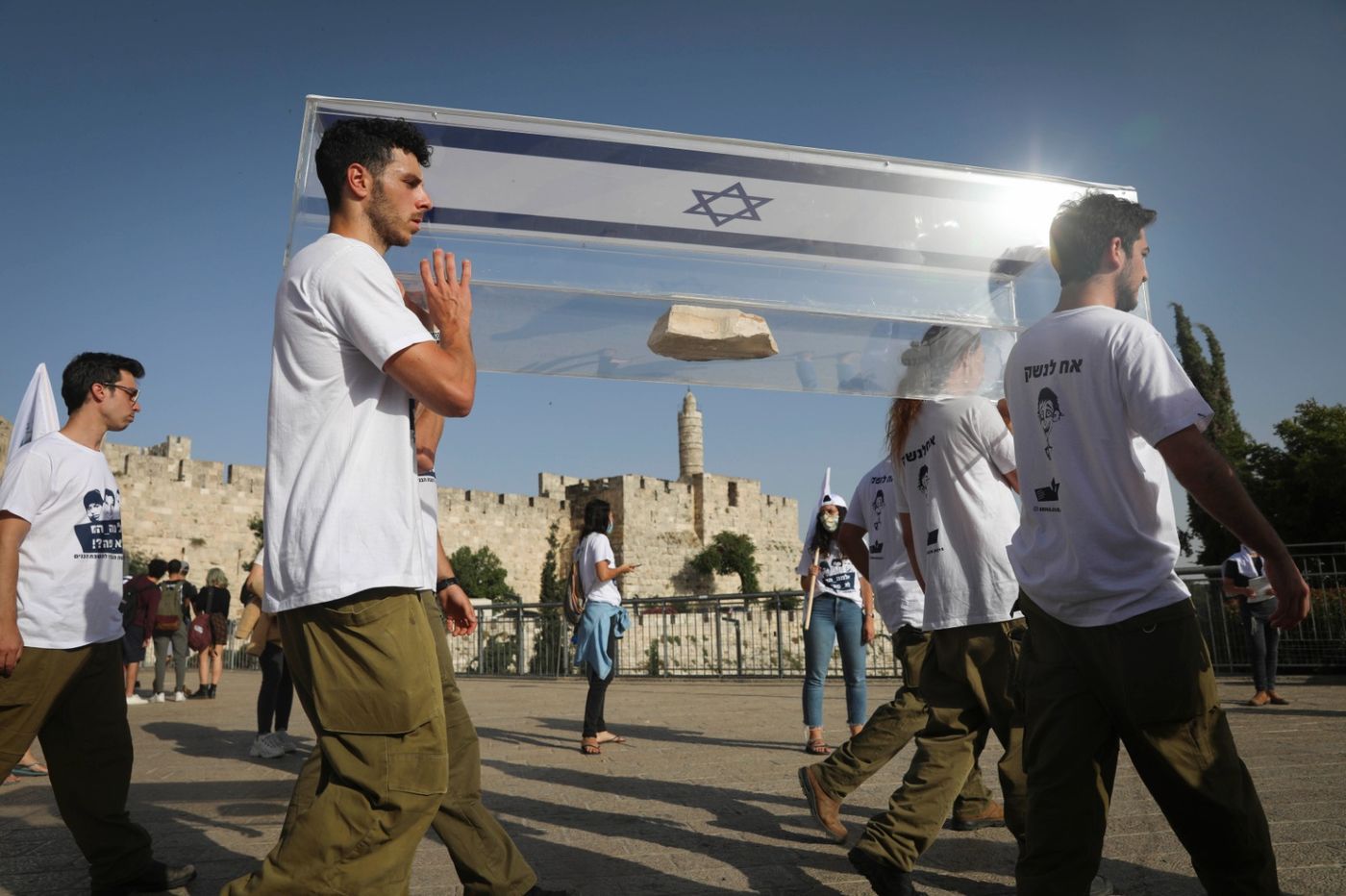 מדי ב' ואלונקות ריקות: מיצג להחזרת הנעדרים • גלריה