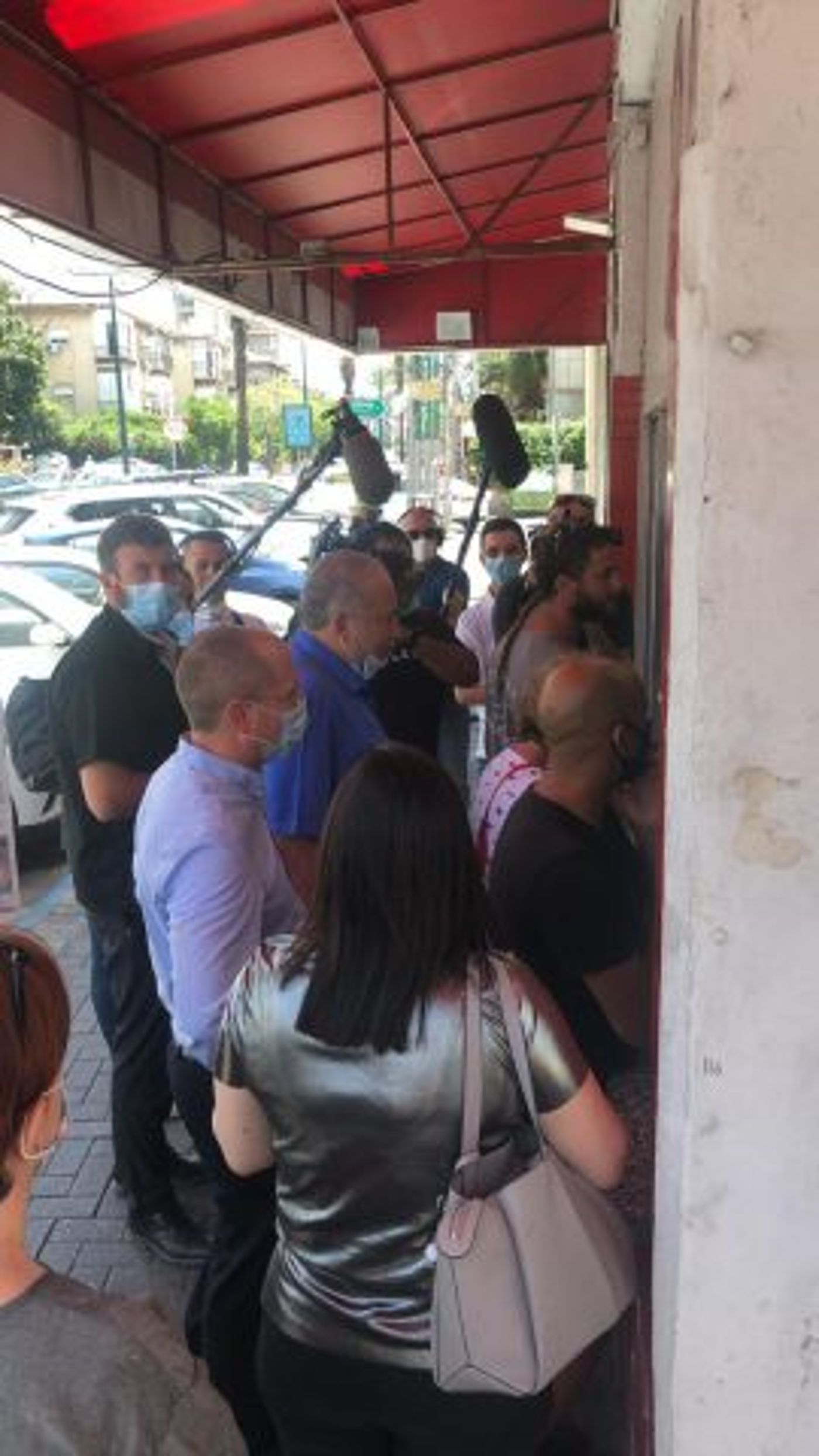 סיעת ישראל ביתנו בביקור תקשורת בפלאפל (קרדיט: דוברות ישראל ביתנו)